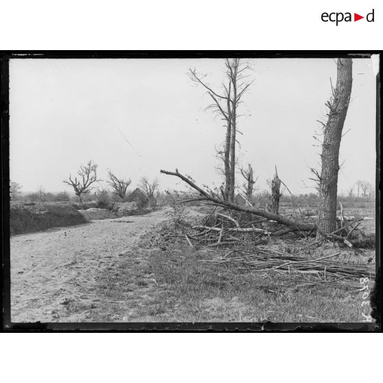 Crapeaumesnil (Oise). Entrée sud du village. [légende d'origine]