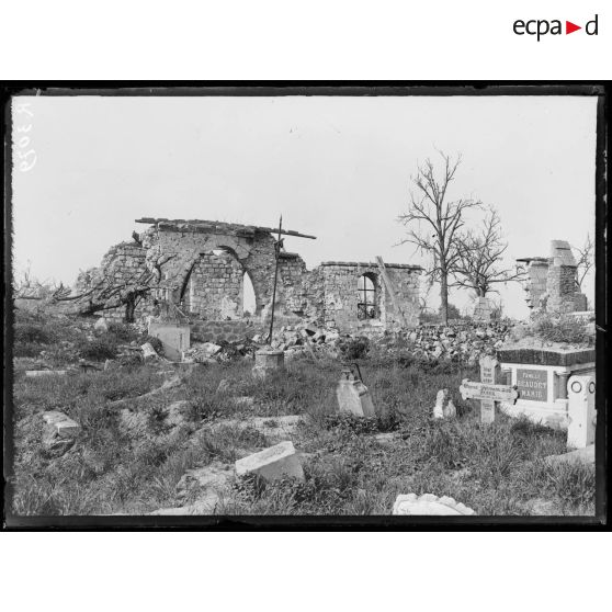 Crapeaumesnil (Oise). Ruines de l'église et le cimetière ravagé. [légende d'origine]