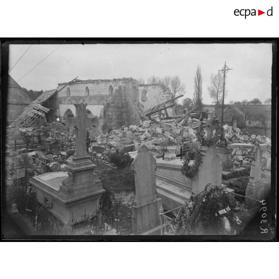 Suzoy, Oise, les ruines de l'église et le cimetière. [légende d'origine]