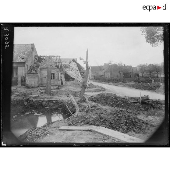 Cuy, Oise, la sortie du village du côté de Lassigny. [légende d'origine]