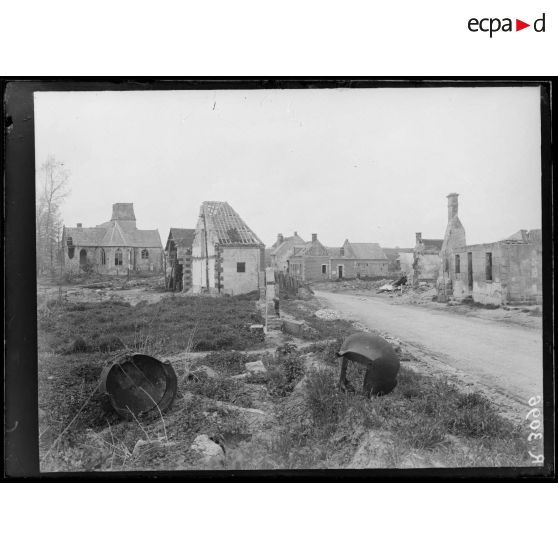 Dives, Oise, la route de Lassigny à l'entrée du village. [légende d'origine]