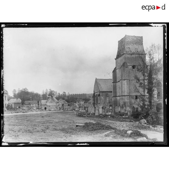 Dives, Oise, l'église et la Grande Place. [légende d'origine]