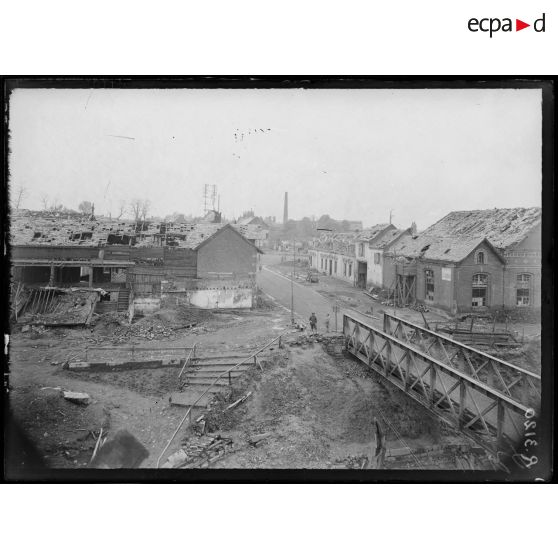 Ham, Somme, route de Noyon et le pont sur canal. [légende d'origine]