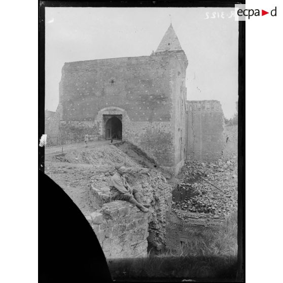 Ham, Somme, l'entrée du château. Vue extérieure et fossé de gauche. [légende d'origine]