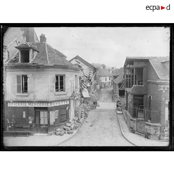 Noyon, Oise, la rue du Gard et la rue des Tanneurs. [légende d'origine]