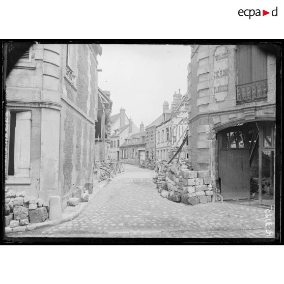 Noyon (Oise). La rue du Long Pont. [légende d'origine]