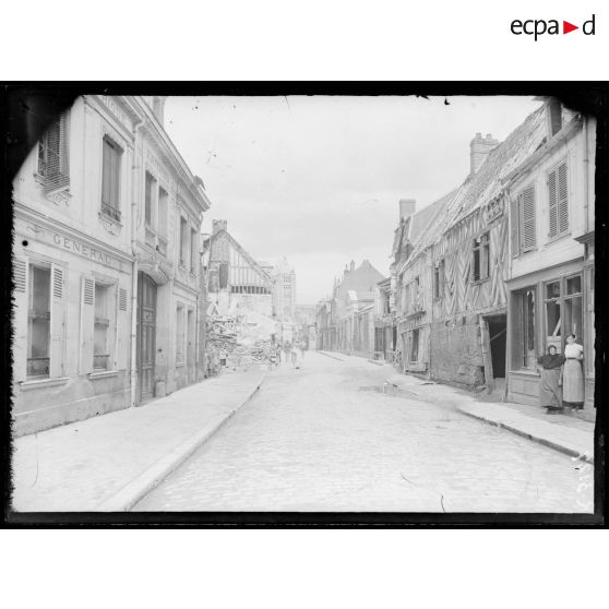 Noyon (Oise). La rue de Paris. [légende d'origine]