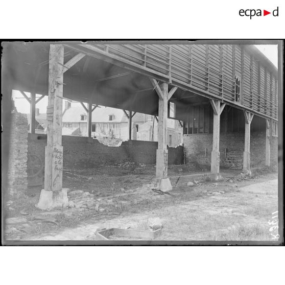 Roye, Somme, usine, poteaux d'un hangar sciés à leur base par les Allemands. [légende d'origine]