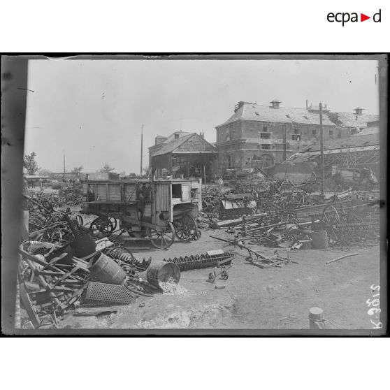 Roye, Somme, usine Lebaudy, les instruments agricoles mis hors d'usages par les Allemands. [légende d'origine]