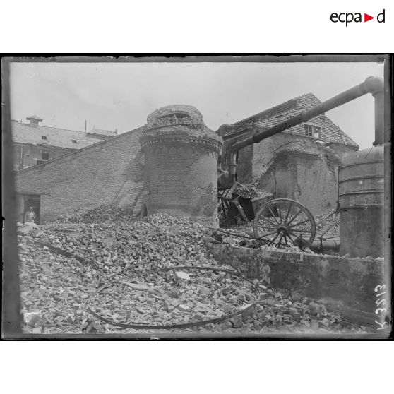 Roye, Somme, usines Lebaudy, ruines des cheminées détruites par les Allemands. [légende d'origine]