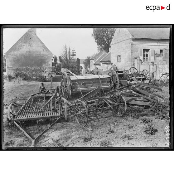 Camelin-et-le-Fresne (Aisne). Instruments agricoles détruits. [légende d'origine]