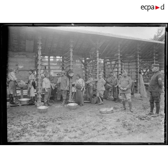 Noyon (Oise). Boucherie militaire. La fonte du suif. [légende d'origine]