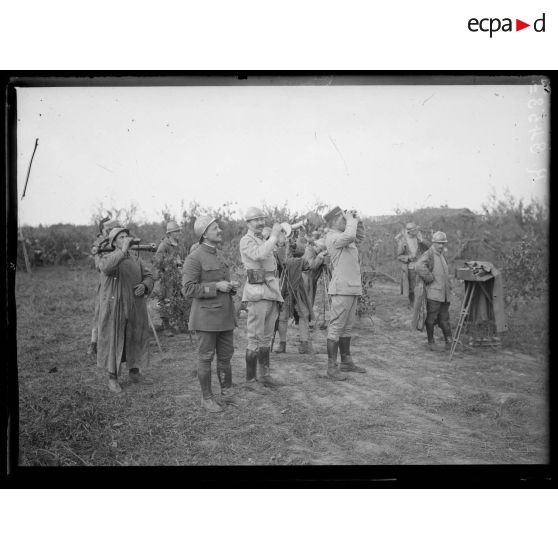 Bonneuil (Oise). Mission de la Presse Française à l'escadrille 46. [légende d'origine]