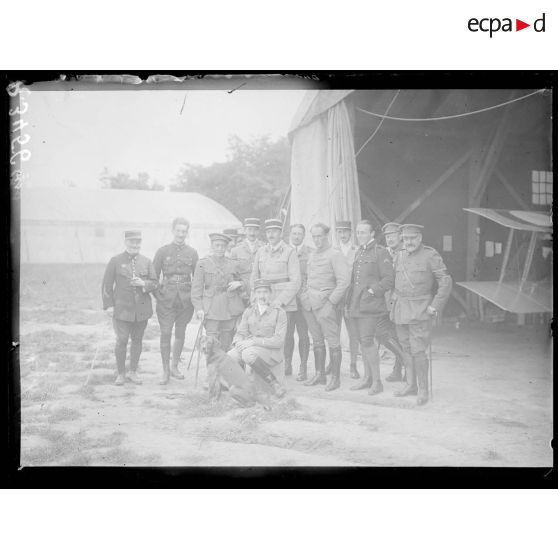 Bonneuil (Oise). Mission de la Presse Française à l'escadrille 46. [légende d'origine]