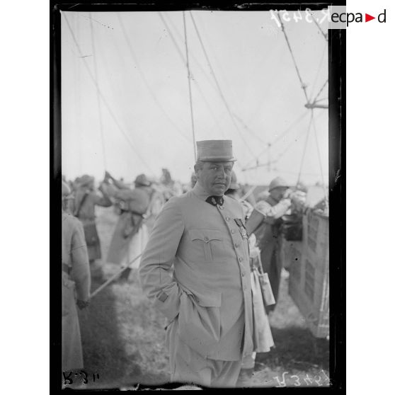 Vadenay (Marne), le commandant Saconnay, commandant le centre aéronautique. [légende d'origine]