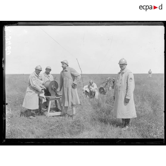 Vadenay (Marne), manoeuvre du câble téléphonique d’un ballon. [légende d'origine]