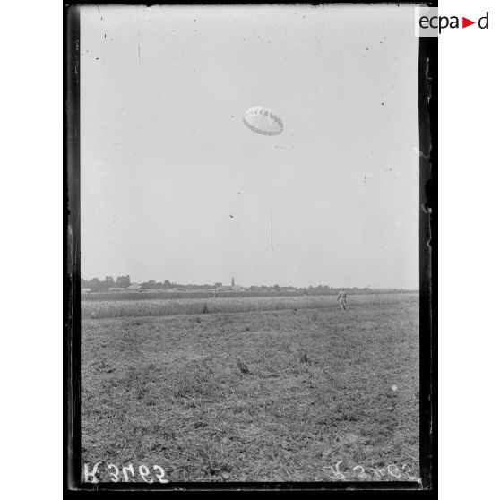 Vadenay (Marne), expérience de descente en parachute. Le parachute parvient à terre. [légende d'origine]