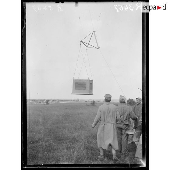 Vadenay (marne), dispositif permettant d'amener au sol la nacelle d'une saucisse au cours de l'ascension. [légende d'origine]