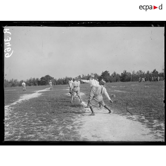 Châlons-sur-Marne. Instruction des grenadiers de la 4ème Armée. Lancement de grenade. [légende d'origine]