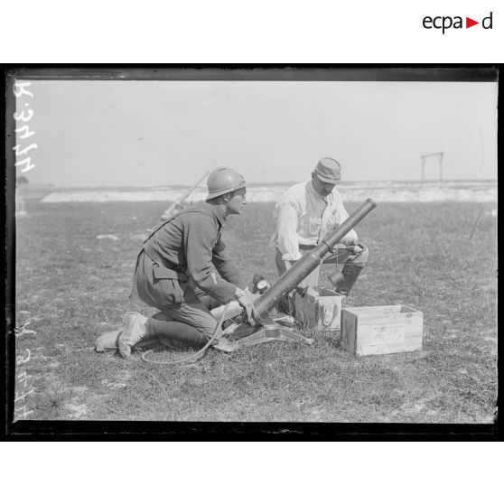 Châlons-sur-Marne. Instruction des grenadiers de la 4ème Armée. Manoeuvre du canon pneumatique Brandt. [légende d'origine]