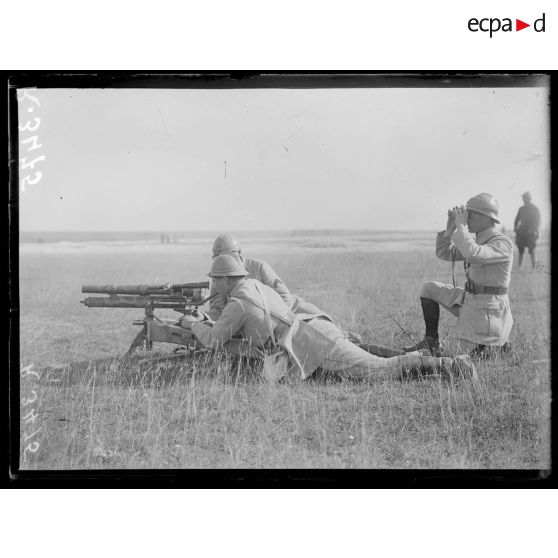 Châlons-sur-Marne. Instruction des grenadiers de la 4ème Armée. Un canon de 37 mm en action. [légende d'origine]