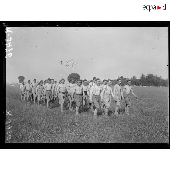 Châlons-sur-Marne. Instruction des grenadiers de la 4ème Armée. Torse nu, les hommes à l'entraînement. [légende d'origine]