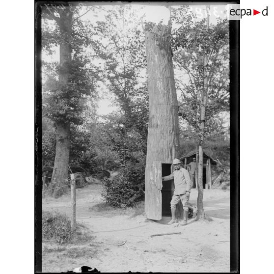 Arbre en tôle servant de sortie de secours d’un poste de mitrailleuses. [légende d'origine]