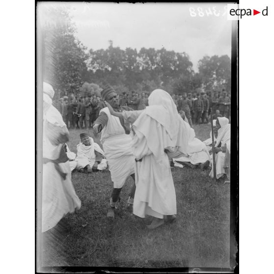 Près d'Arcis-sur-Aube. Une fête  à la division marocaine. Danseurs marocains. [légende d'origine]