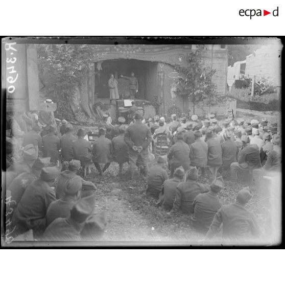 Près d'Arcis-sur-Aube. Une fête  à la division marocaine. La revue au théâtre de l'artillerie. [légende d'origine]