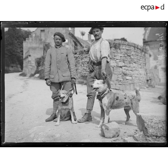 Près d'Arcis-sur-Aube. Chiens de guerre et leurs dresseurs. [légende d'origine]