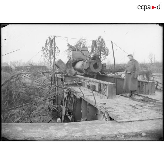 S.O. Ostende. Belgique. Défenses côtières allemandes. Batterie Jacobmessen. Vue arrière de la pièce. [légende d'origine]