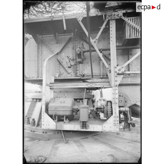 S.O. Ostende. Belgique. Défenses côtières allemandes. Batterie Jacobmessen. Dispositif de pointage en hauteur gauche de la pièce. [légende d'origine]