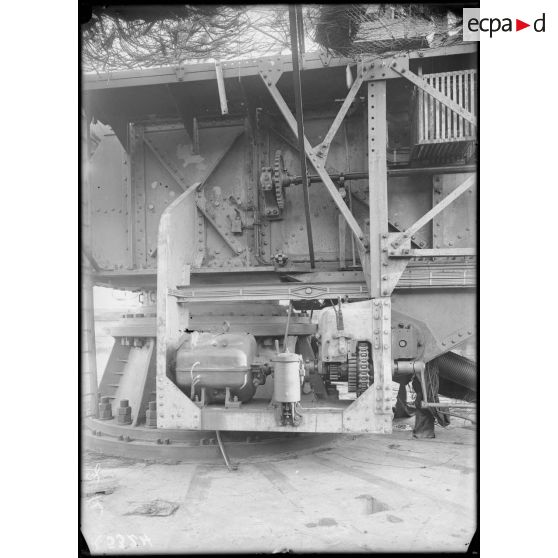 S.O. Ostende. Belgique. Défenses côtières allemandes. Batterie Jacobmessen. Dispositif de pointage en hauteur gauche de la pièce. [légende d'origine]