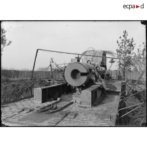 S.O. Ostende. Belgique. Défenses côtières allemandes. Batterie Jacobmessen. Une pièce, vue arrière de la culasse. [légende d'origine]