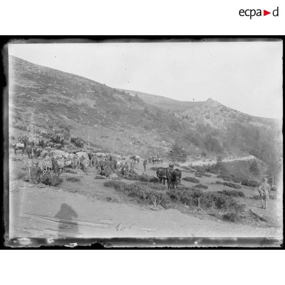 Entre Rojden et Kavadarci. Halte de troupes dans la montagne. [légende d'origine]