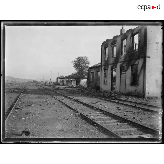 Gradsko. Les bâtiments détruits de la gare. [légende d'origine]