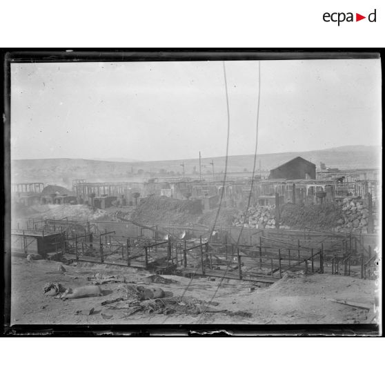 Gradsko. La gare. Matériel incendié. [légende d'origine]