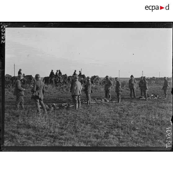 Près d'Inchy, pendant l'attaque sur Cambrai, prisonniers allemands transportant des blessés. [légende d'origine]