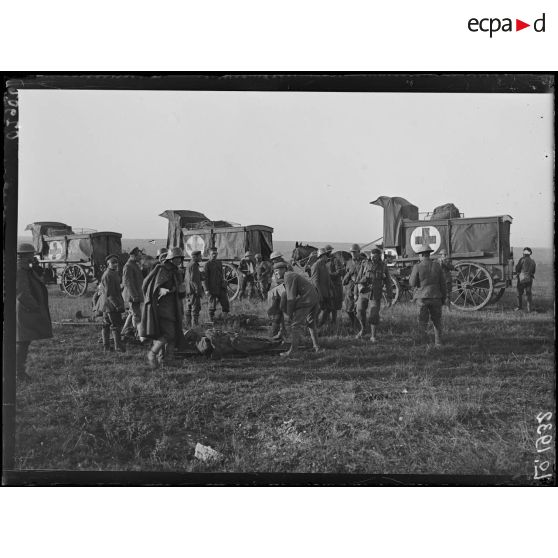 Près d'Inchy, pendant l'attaque sur Cambrai, prisonniers allemands transportant des blessés. [légende d'origine]