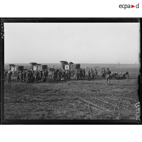 Près d'Inchy, pendant l'attaque sur Cambrai, prisonniers allemands transportant des blessés. [légende d'origine]