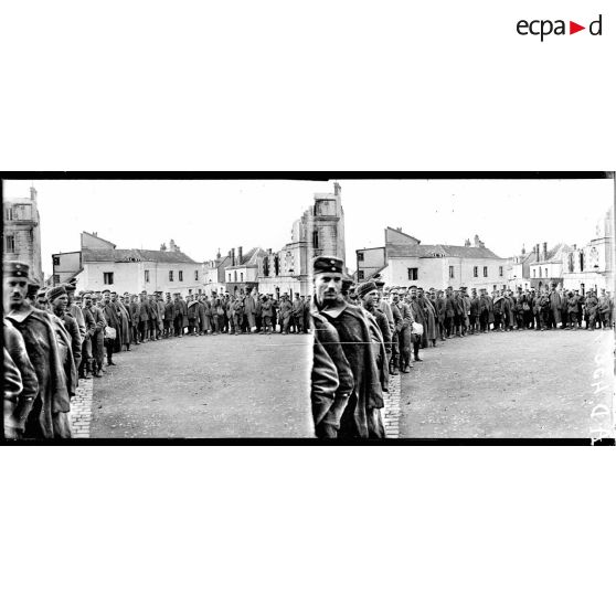 Reims, les prisonniers de guerre allemands attendent leur repas. [légende d'origine]