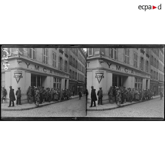 Brest, place Sadi Carnot, soldats et marins américains attendant l'ouverture du restaurant de l’YMCA. [légende d'origine]