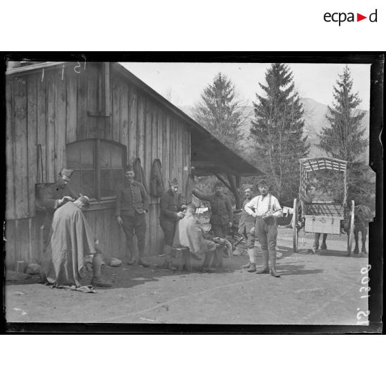 Wesserling, Alsace. Le salon de coiffure des chasseurs alpins. [légende d'origine]