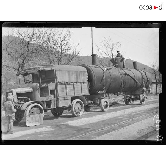 Route de St Amarin à Wesserling, Alsace. Transport d'une chaudière. [légende d'origine]