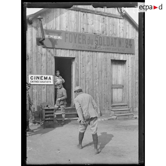 Krüt, Alsace. Au foyer du soldat Y.M.C.A. La partie de tonneau. [légende d'origine]