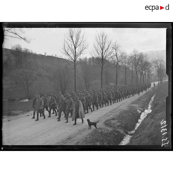 Saint Maurice, Alsace. Soldats italiens allant au travail. [légende d'origine]