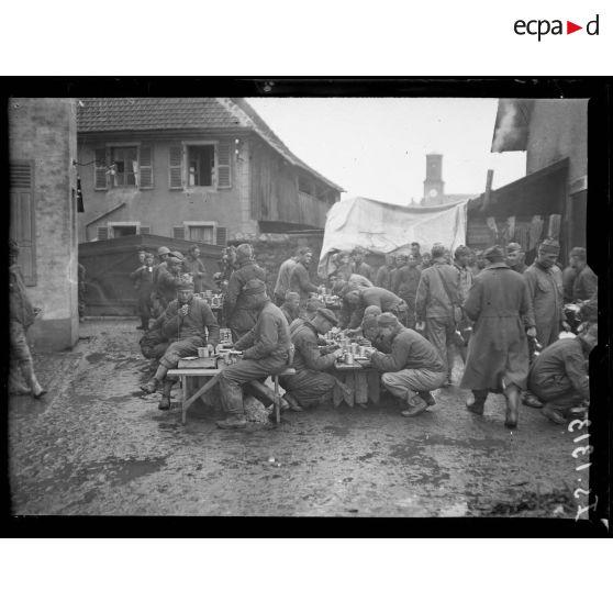 Lachapelle-sous-Rougemont, territoire de Belfort. Cantonnement d'artillerie américain. La soupe. [légende d'origine]