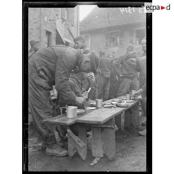 Lachapelle-sous-Rougemont, territoire de Belfort. Cantonnement d'artillerie américain. La soupe. [légende d'origine]