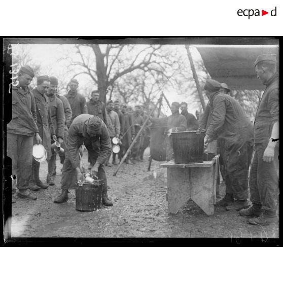 Lachapelle-sous-Rougemont, territoire de Belfort. Cantonnement d'artillerie américain. Après la soupe, le nettoyage des gamelles. [légende d'origine]