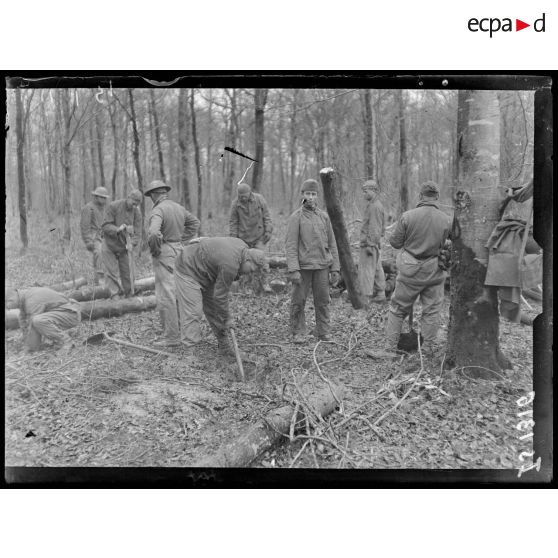 Lachapelle-sous-Rougemont, territoire de Belfort. Cantonnement d'artillerie américain. Artilleurs américains préparant un emplacement de batterie. [légende d'origine]